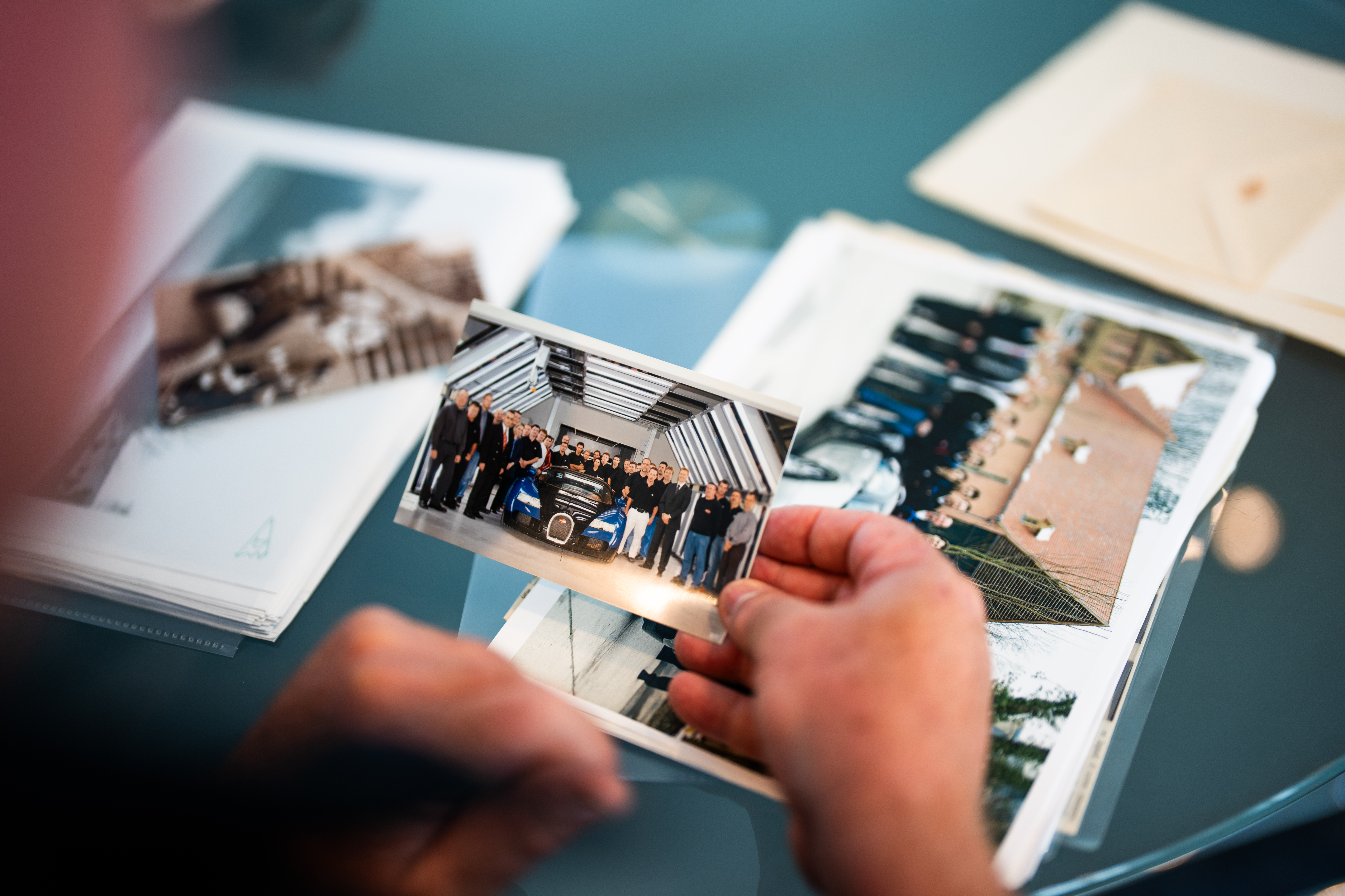 Among his archives, Patrick Burk rediscovers a group photo taken around the Bugatti Veyron in the Molsheim Atelier.